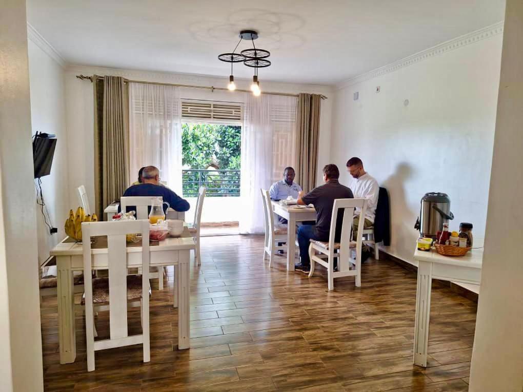 Nimaro Courts Hotel Ентебе Екстериор снимка