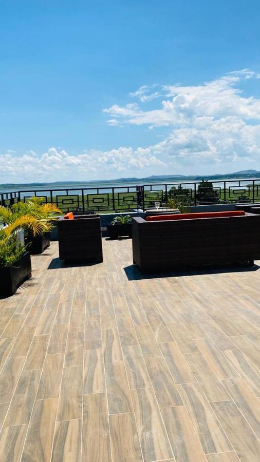 Nimaro Courts Hotel Ентебе Екстериор снимка
