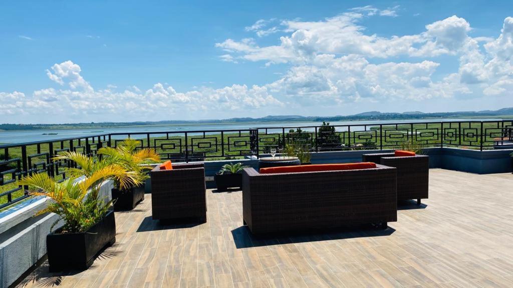Nimaro Courts Hotel Ентебе Екстериор снимка
