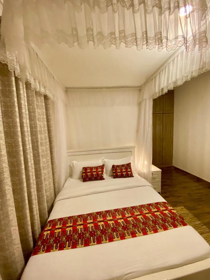 Nimaro Courts Hotel Ентебе Екстериор снимка