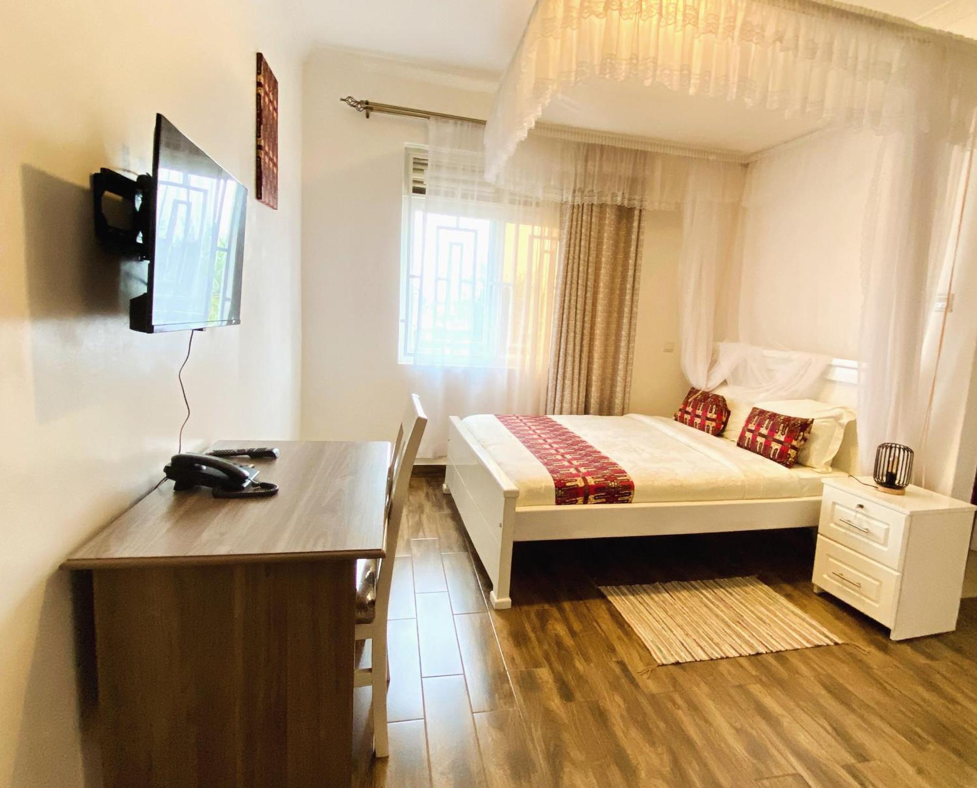 Nimaro Courts Hotel Ентебе Екстериор снимка