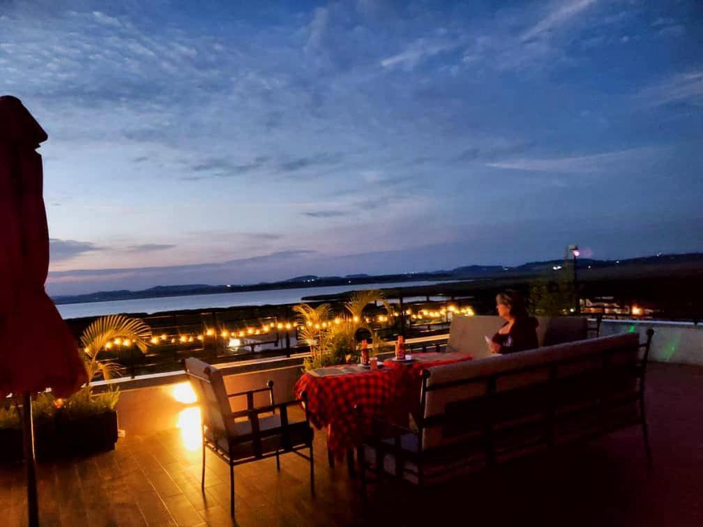Nimaro Courts Hotel Ентебе Екстериор снимка