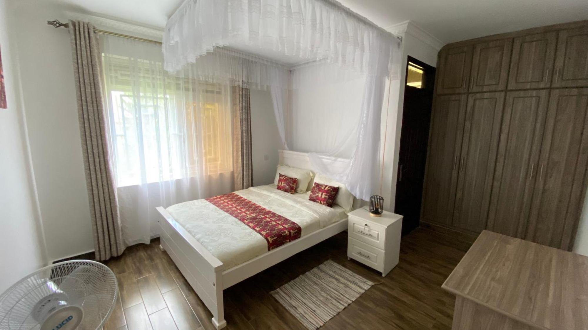 Nimaro Courts Hotel Ентебе Екстериор снимка