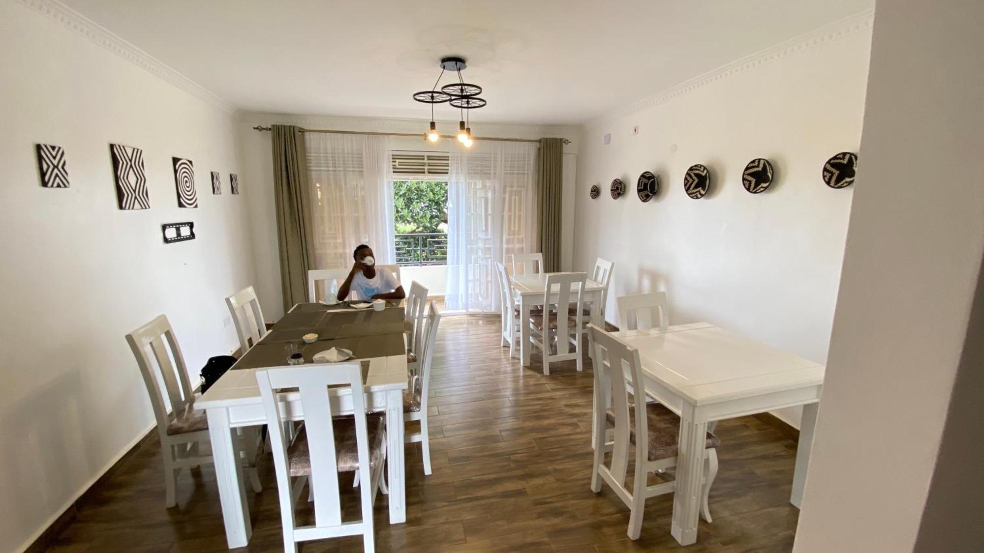 Nimaro Courts Hotel Ентебе Екстериор снимка