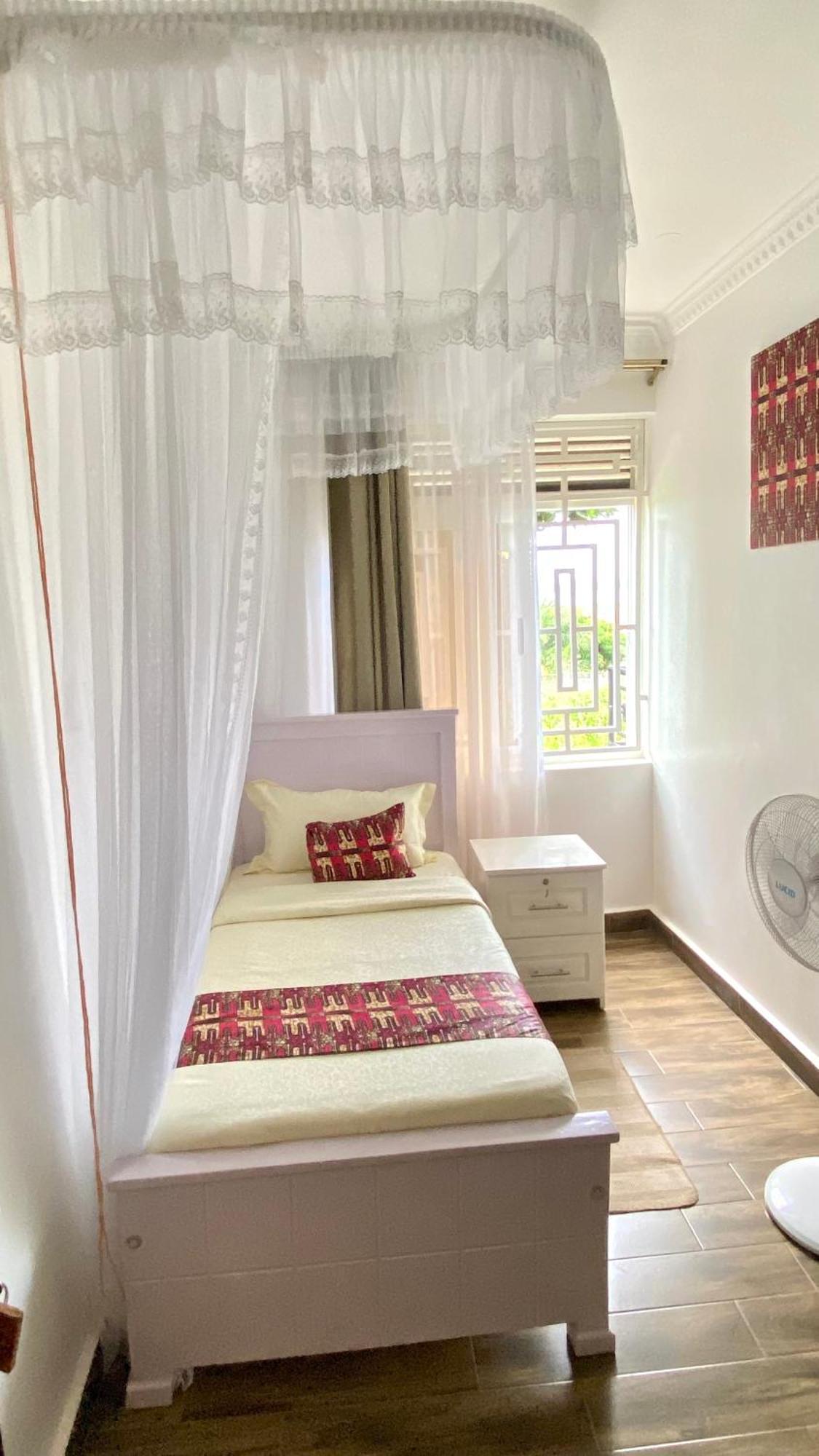 Nimaro Courts Hotel Ентебе Екстериор снимка