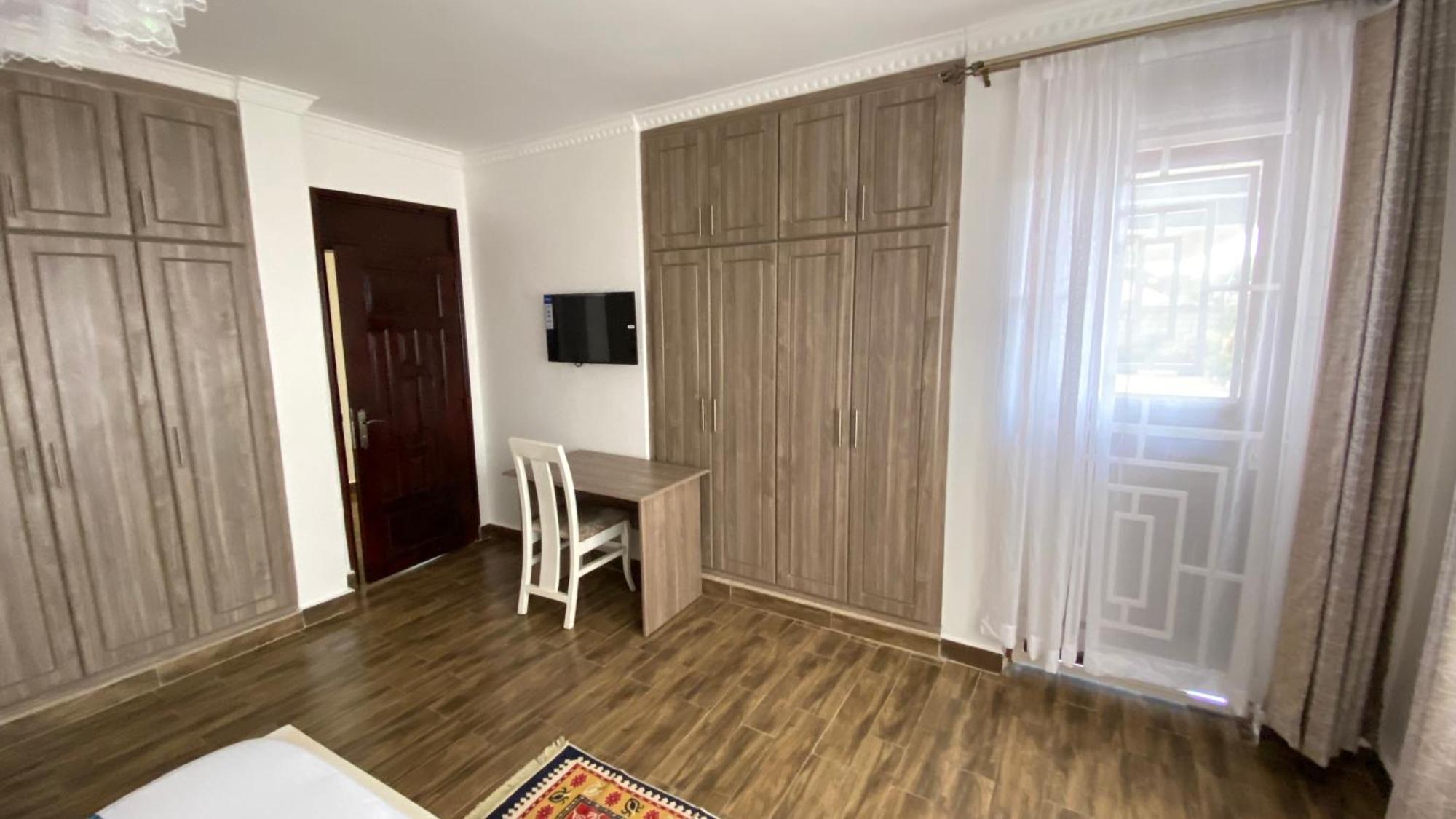 Nimaro Courts Hotel Ентебе Екстериор снимка