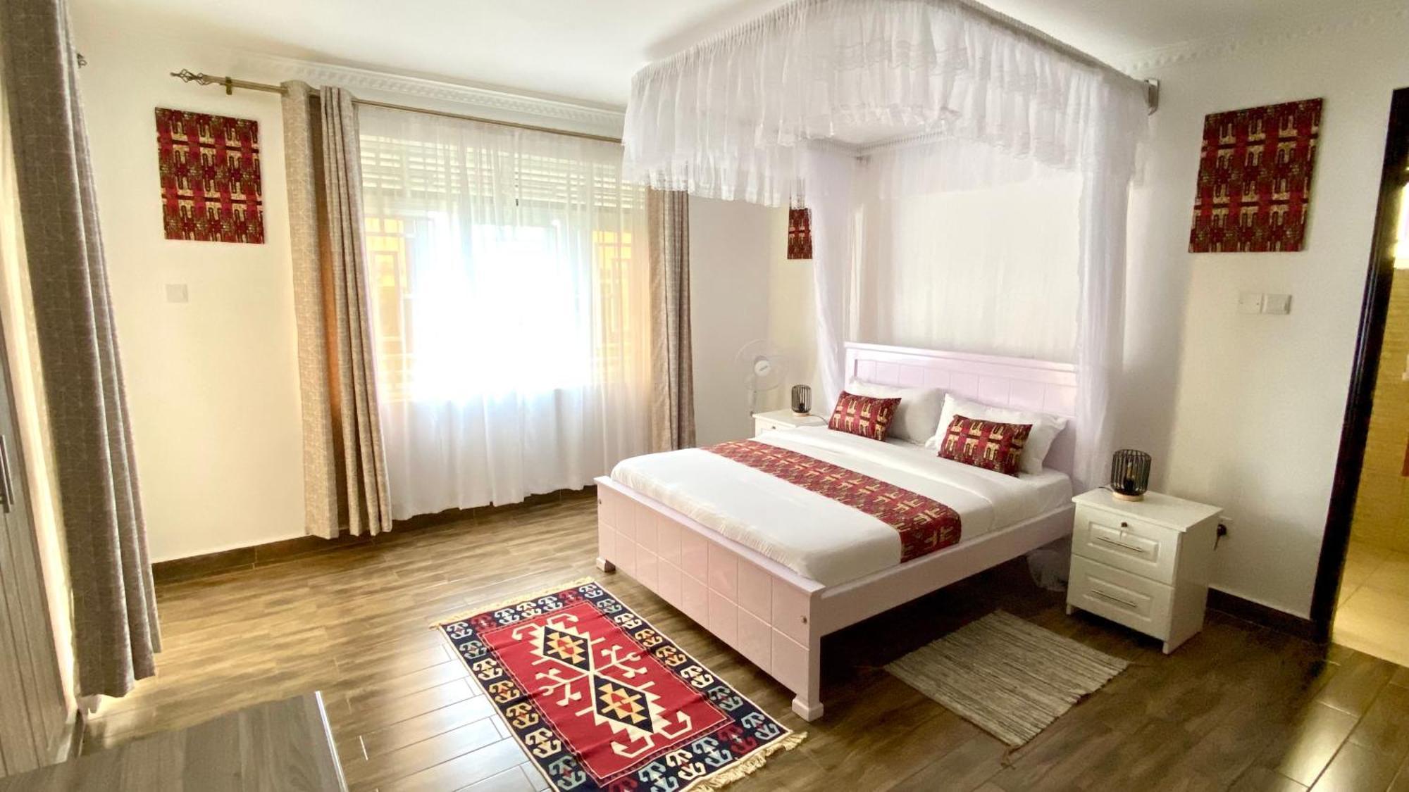 Nimaro Courts Hotel Ентебе Екстериор снимка