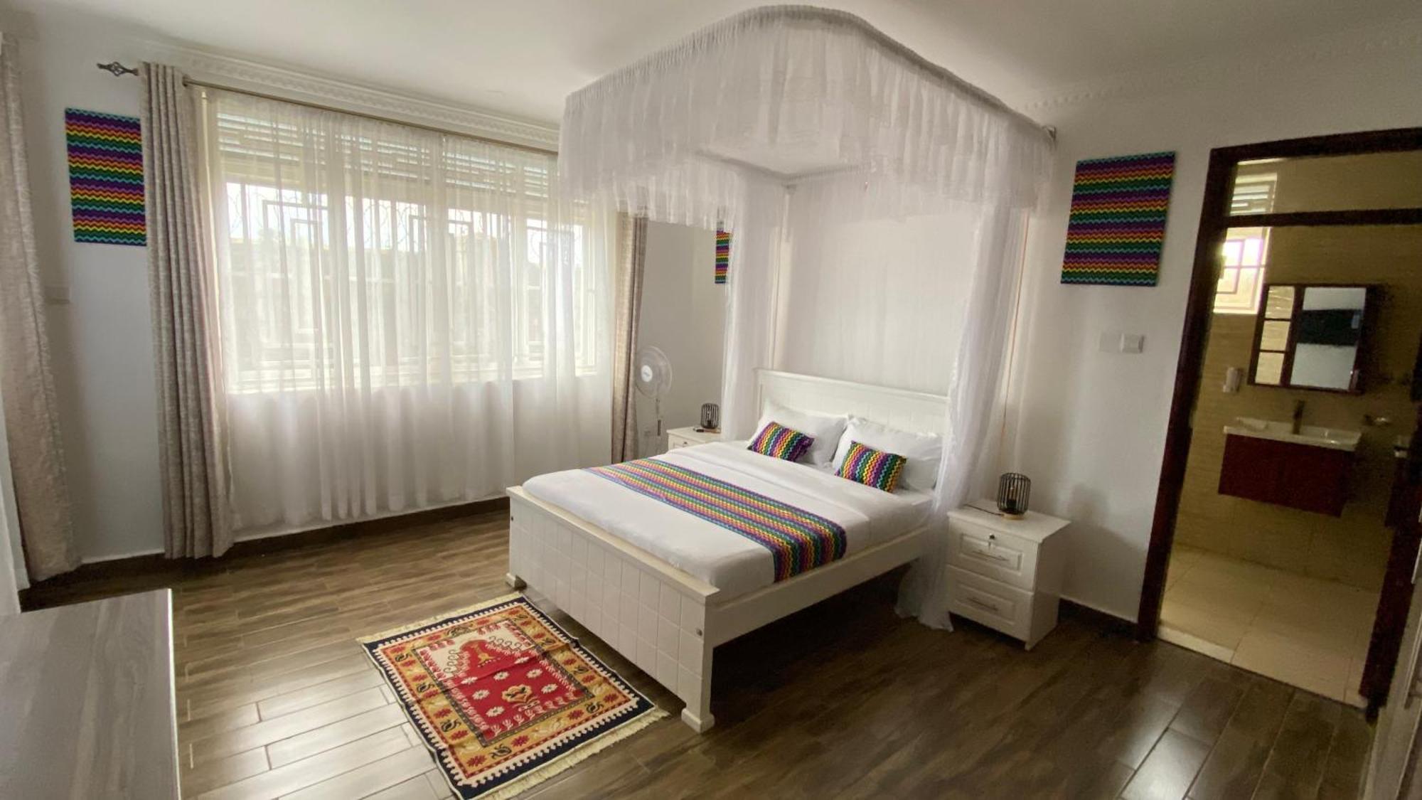 Nimaro Courts Hotel Ентебе Екстериор снимка
