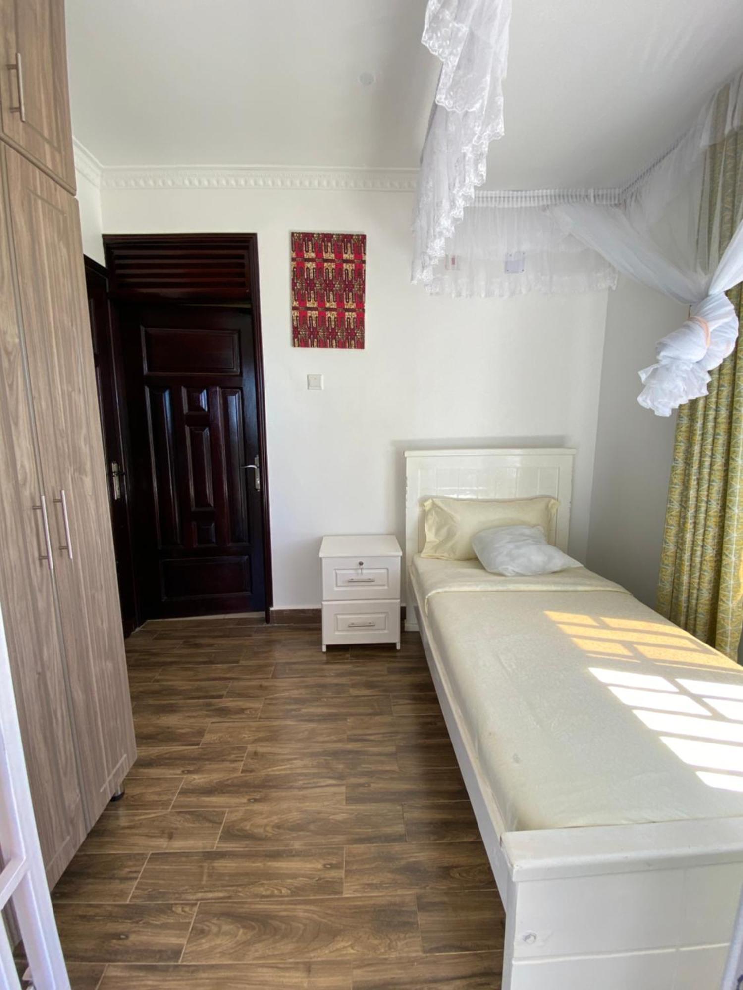 Nimaro Courts Hotel Ентебе Екстериор снимка
