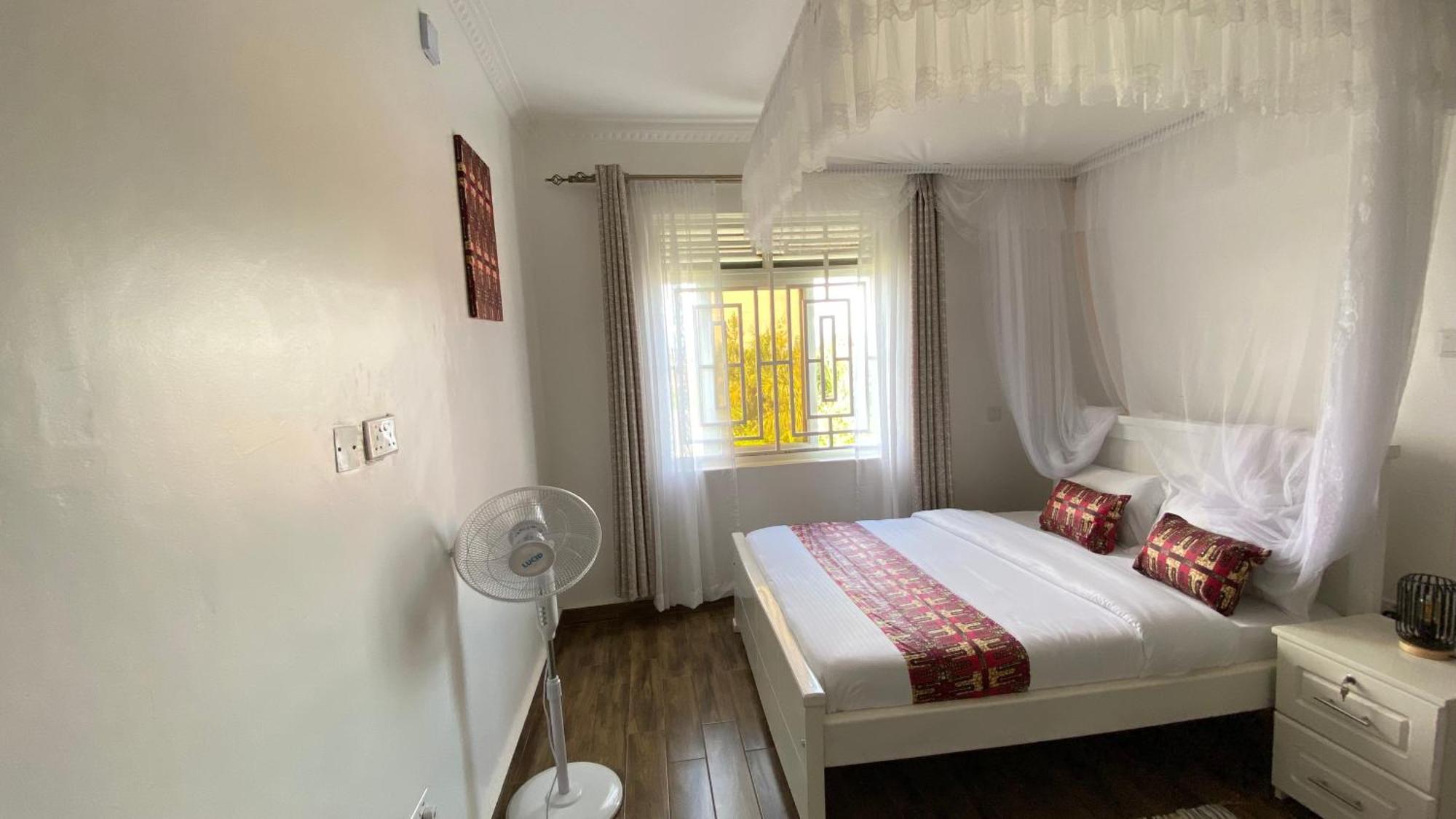 Nimaro Courts Hotel Ентебе Екстериор снимка