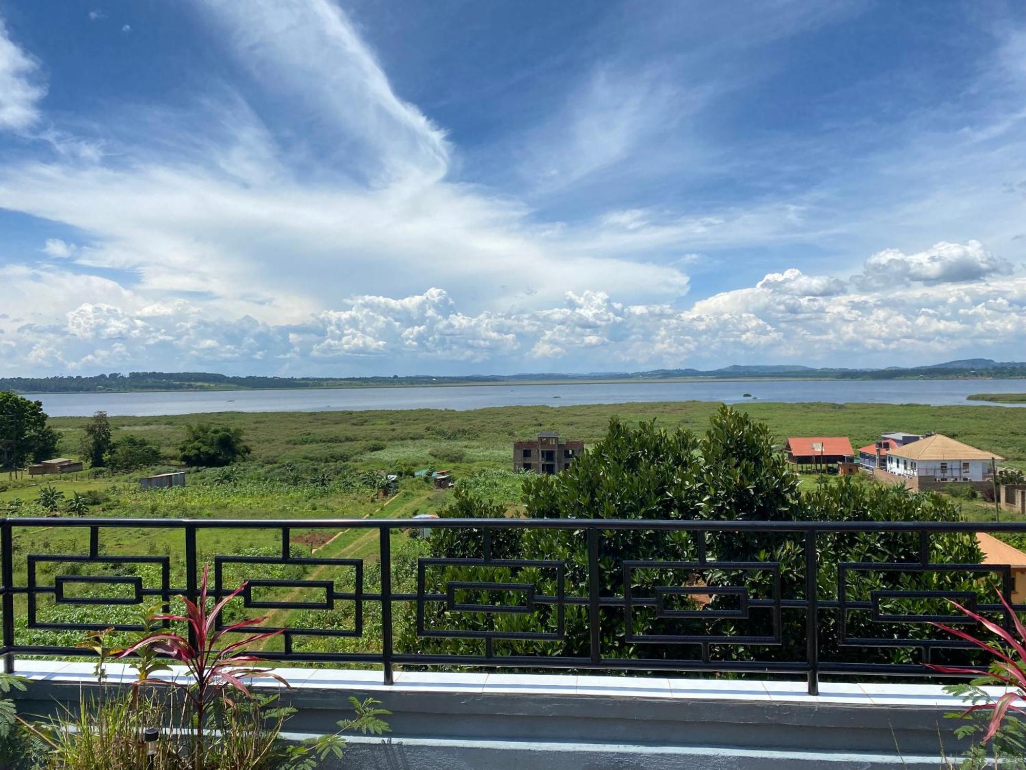 Nimaro Courts Hotel Ентебе Екстериор снимка