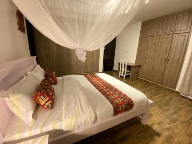 Nimaro Courts Hotel Ентебе Екстериор снимка