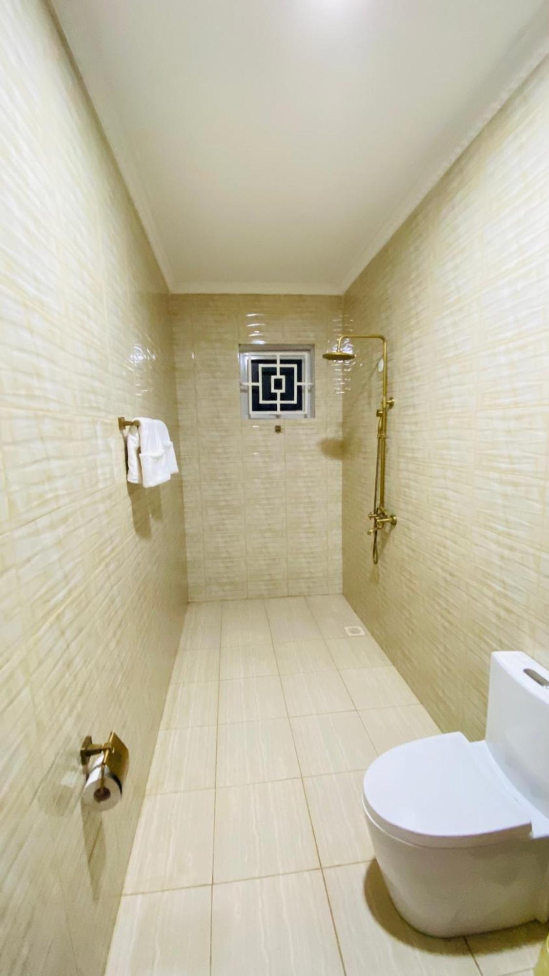 Nimaro Courts Hotel Ентебе Екстериор снимка