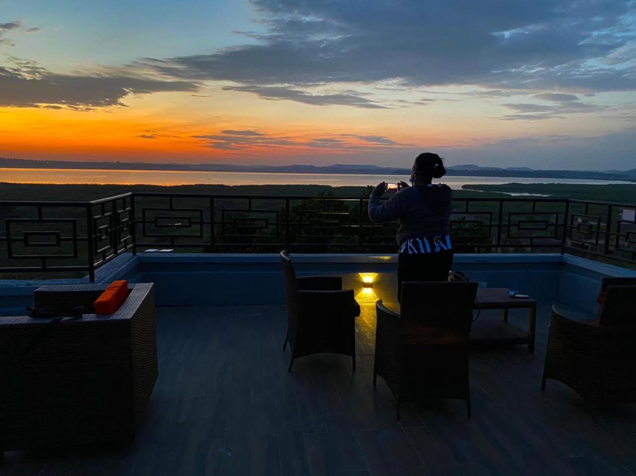 Nimaro Courts Hotel Ентебе Екстериор снимка