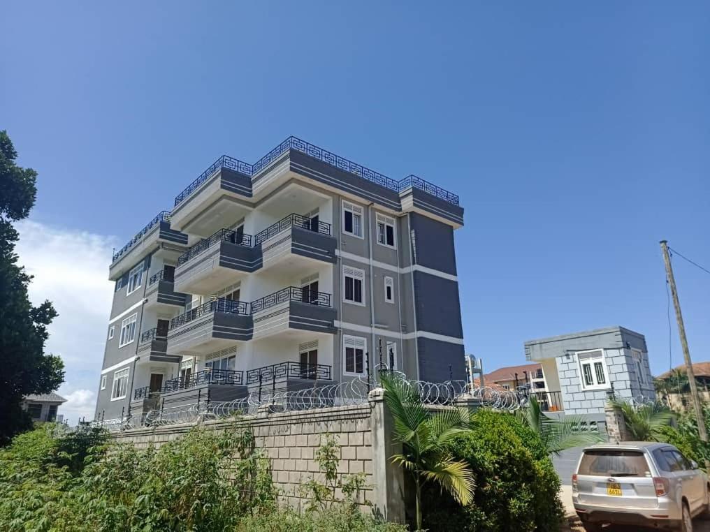 Nimaro Courts Hotel Ентебе Екстериор снимка