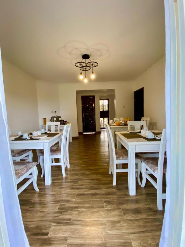 Nimaro Courts Hotel Ентебе Екстериор снимка