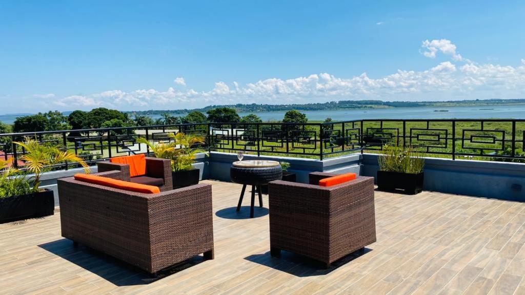 Nimaro Courts Hotel Ентебе Екстериор снимка