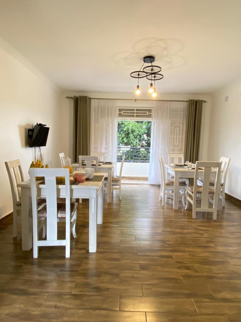 Nimaro Courts Hotel Ентебе Екстериор снимка