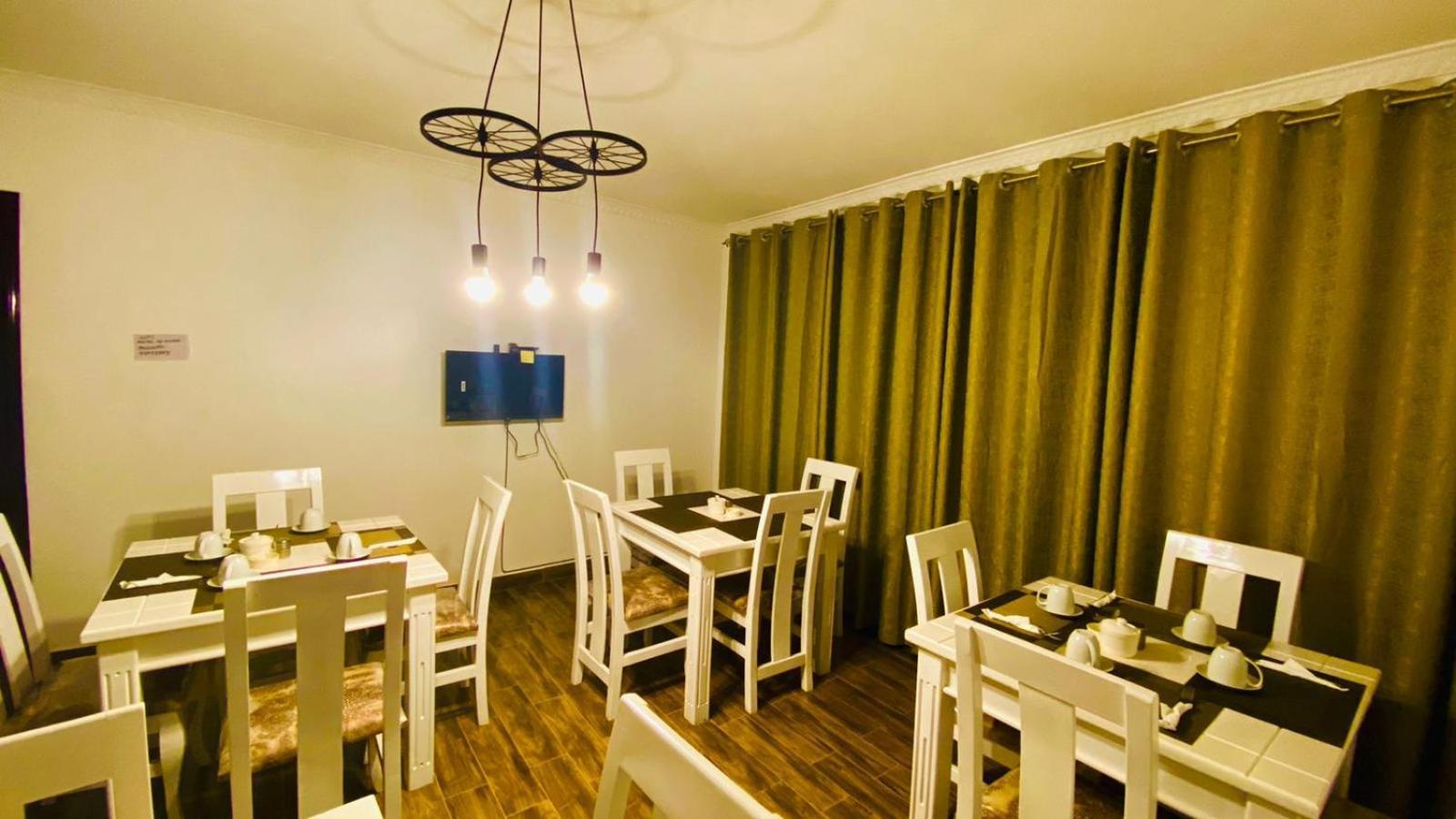 Nimaro Courts Hotel Ентебе Екстериор снимка